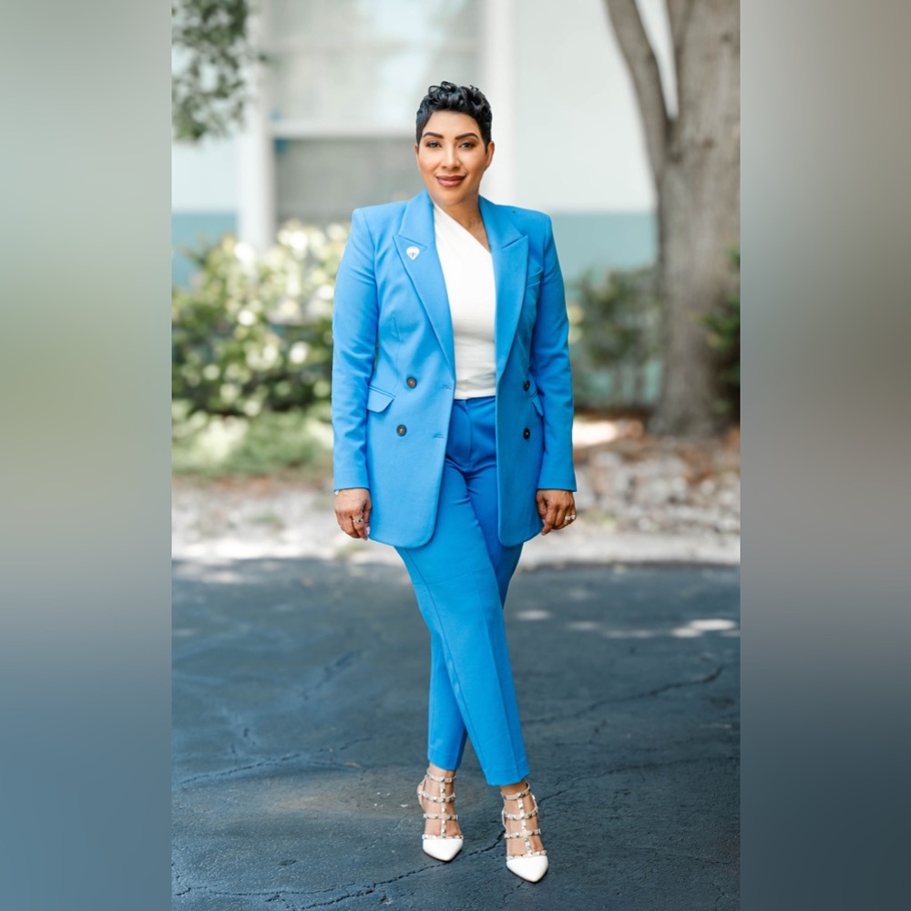 Meet your Posher, Inella d.